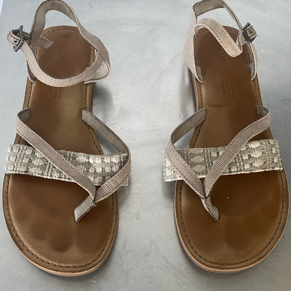 TOM’S 7.5 Cute Sandals!